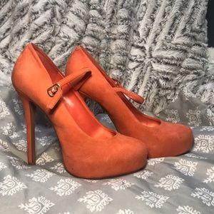 Wild pair heels! Peachy orange color!